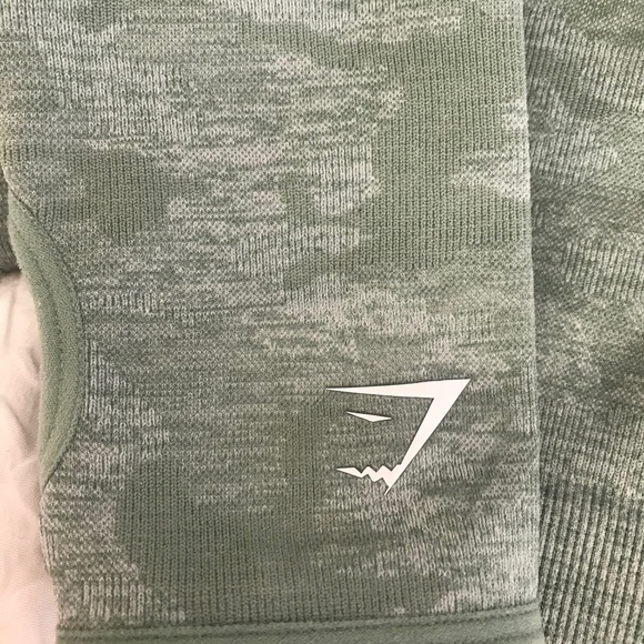 Gymshark Camo Seamless Long Sleeve Crop Top NWT - Picture 4 of 4